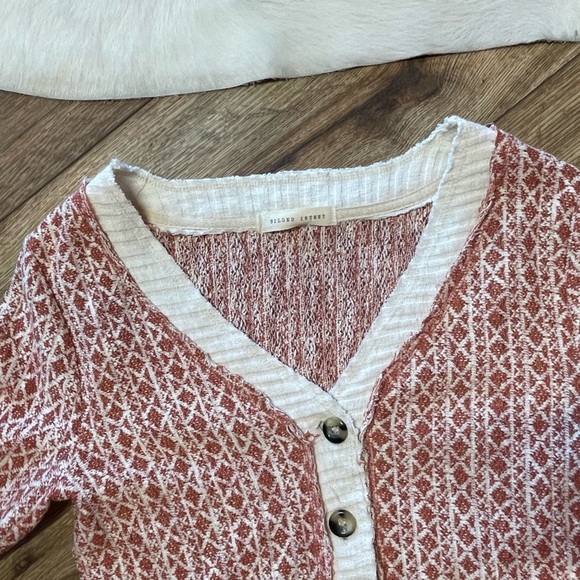 Buckle Gilded Intent Raw edge button down cardigan
Ribbed trim - Picture 9 of 13